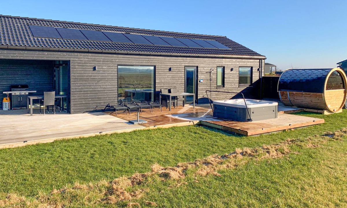 Grenaa House | Nice home in Grenaa with kitchen