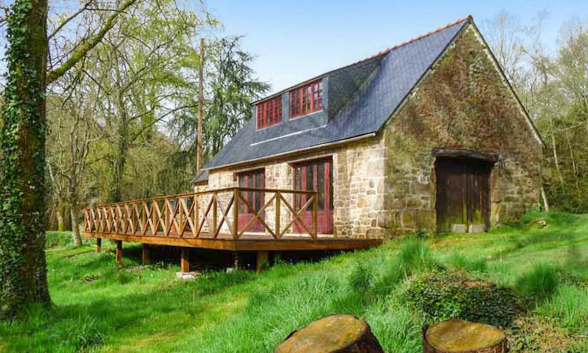 Guern House | Nice home in Guern with WiFi