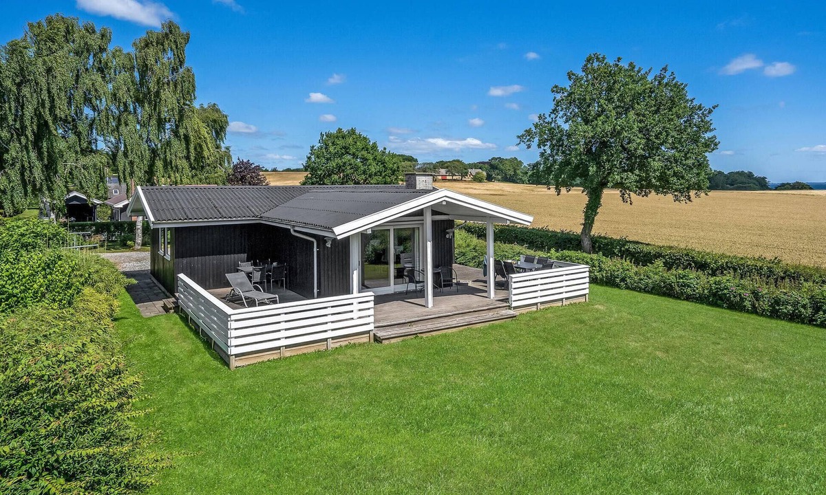 Hejlsminde Strand House | Nice home in Hejls with kitchen