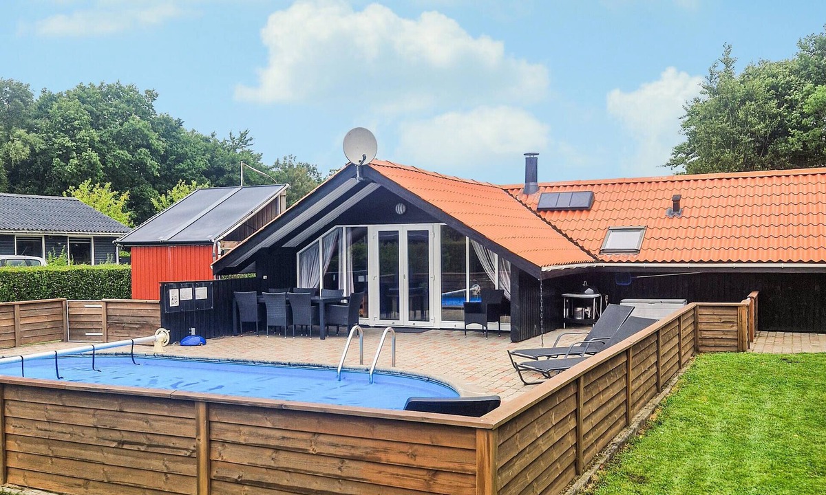 Bork Havn House | Nice home in Hemmet with sauna