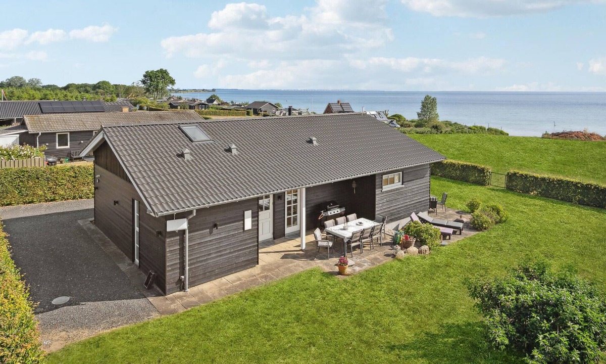 Hesselager House | Nice home in Hesselager with kitchen