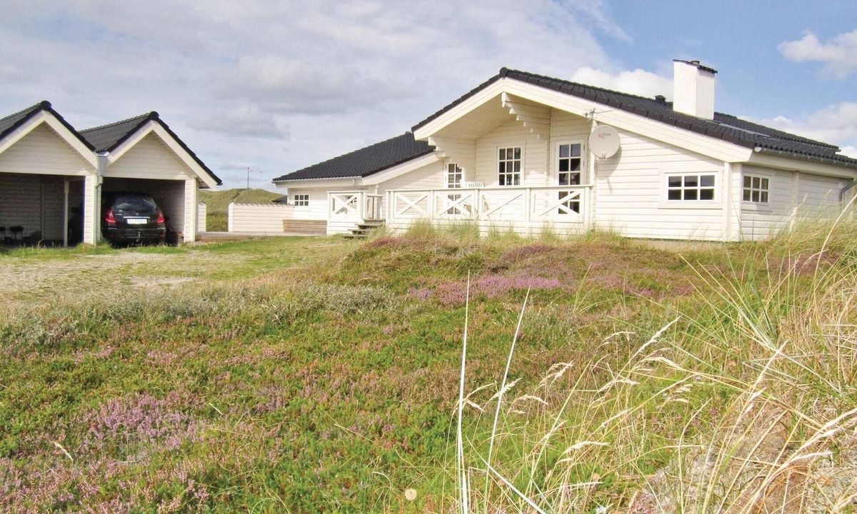 Haurvig House | Nice home in Hvide Sande with sauna