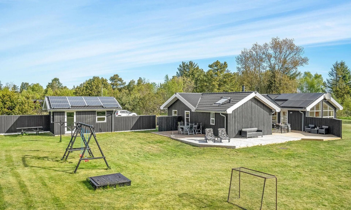 Bratten Strand House | Nice home in Jerup with WiFi