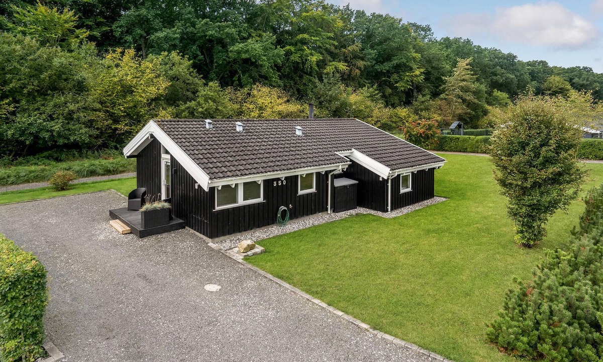 Pøt Strandby House | Nice home in Juelsminde with kitchen