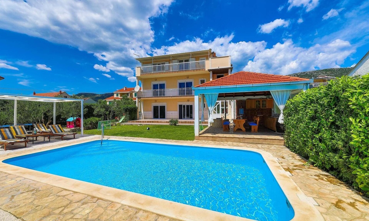 Kastel Luksic House | Nice home in Kastel Luksic with sauna