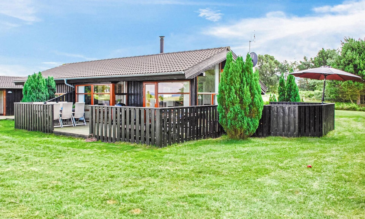 Skødshoved Strand House | Nice home in Knebel with sauna