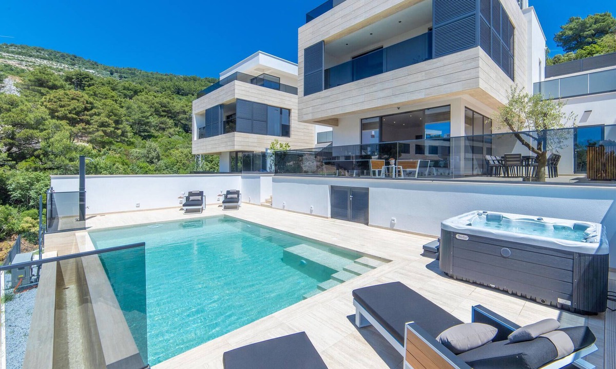 Komarna House | Nice home in Komarna with heated swimming pool