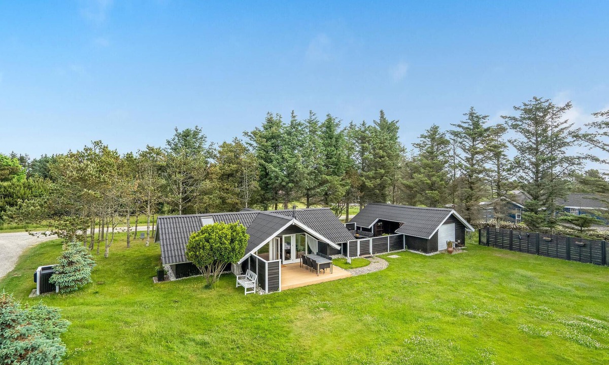 Grønhøj House | Nice home in Løkken with kitchen