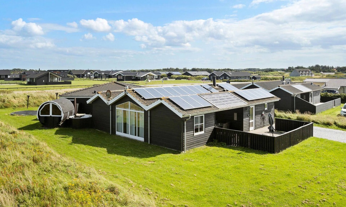 Nr. Lyngby Strand House | Nice home in Løkken with kitchen