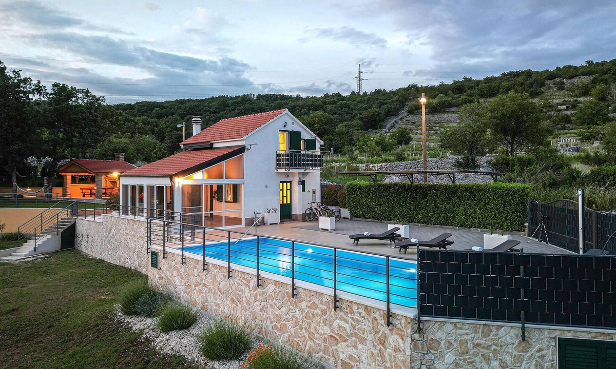 Lovrec House | Nice home in Medov Dolac with sauna