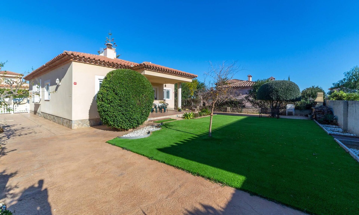 Costa del Zefir House | Nice home in MIAMI PLATJA with kitchen
