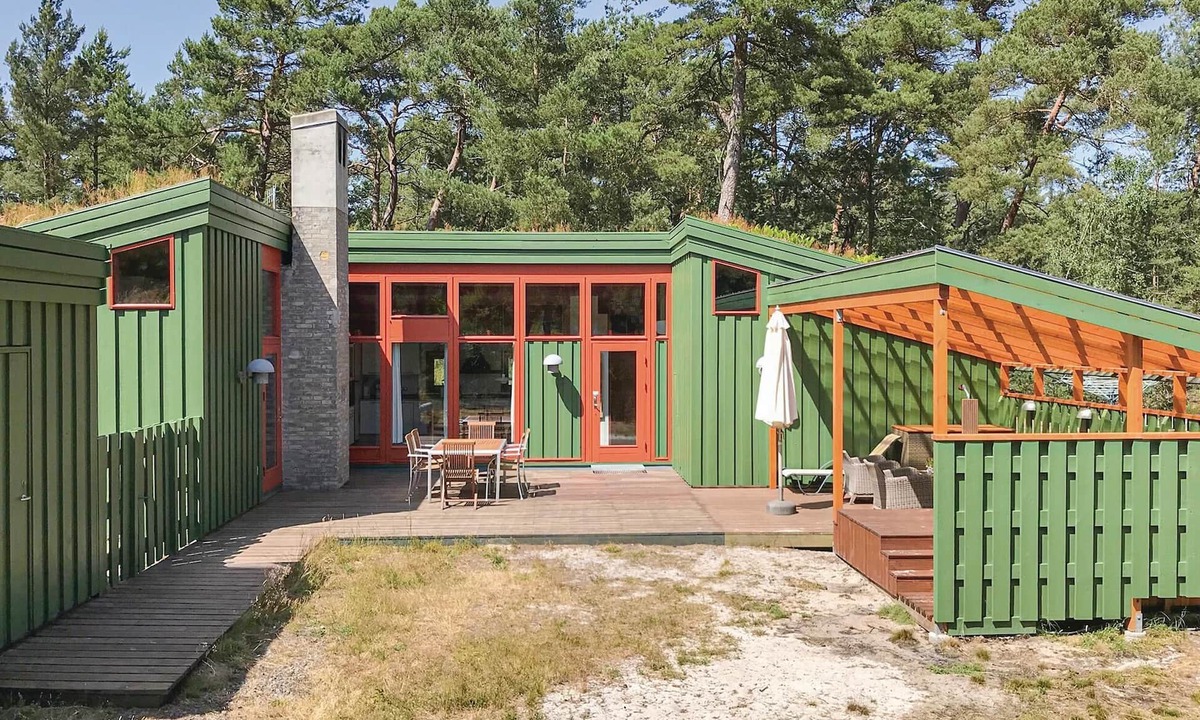 Spidsegard House | Nice home in Nexø with kitchen