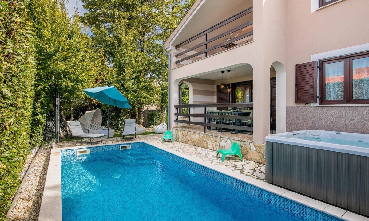 Njivice House | Nice home in Njivice with sauna