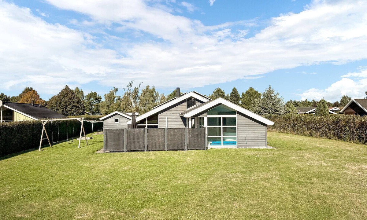 Hasmark Strand House | Nice home in Otterup with kitchen