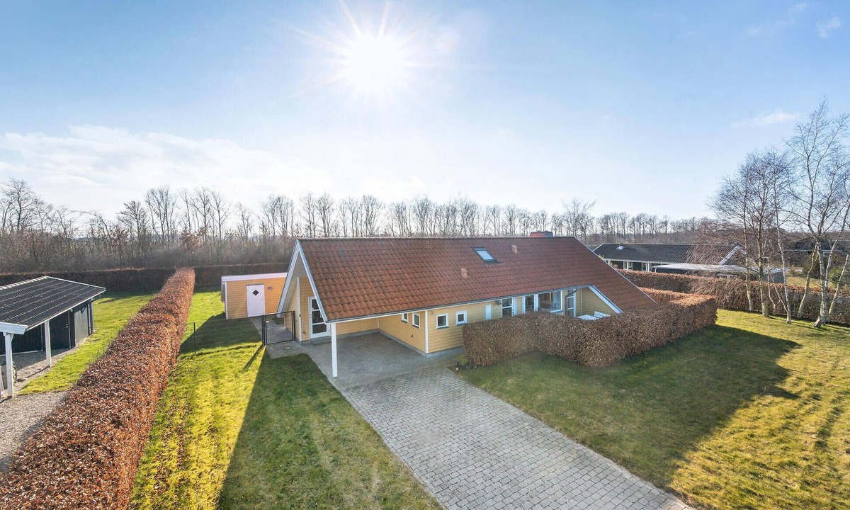 Hasmark Strand House | Nice home in Otterup with kitchen
