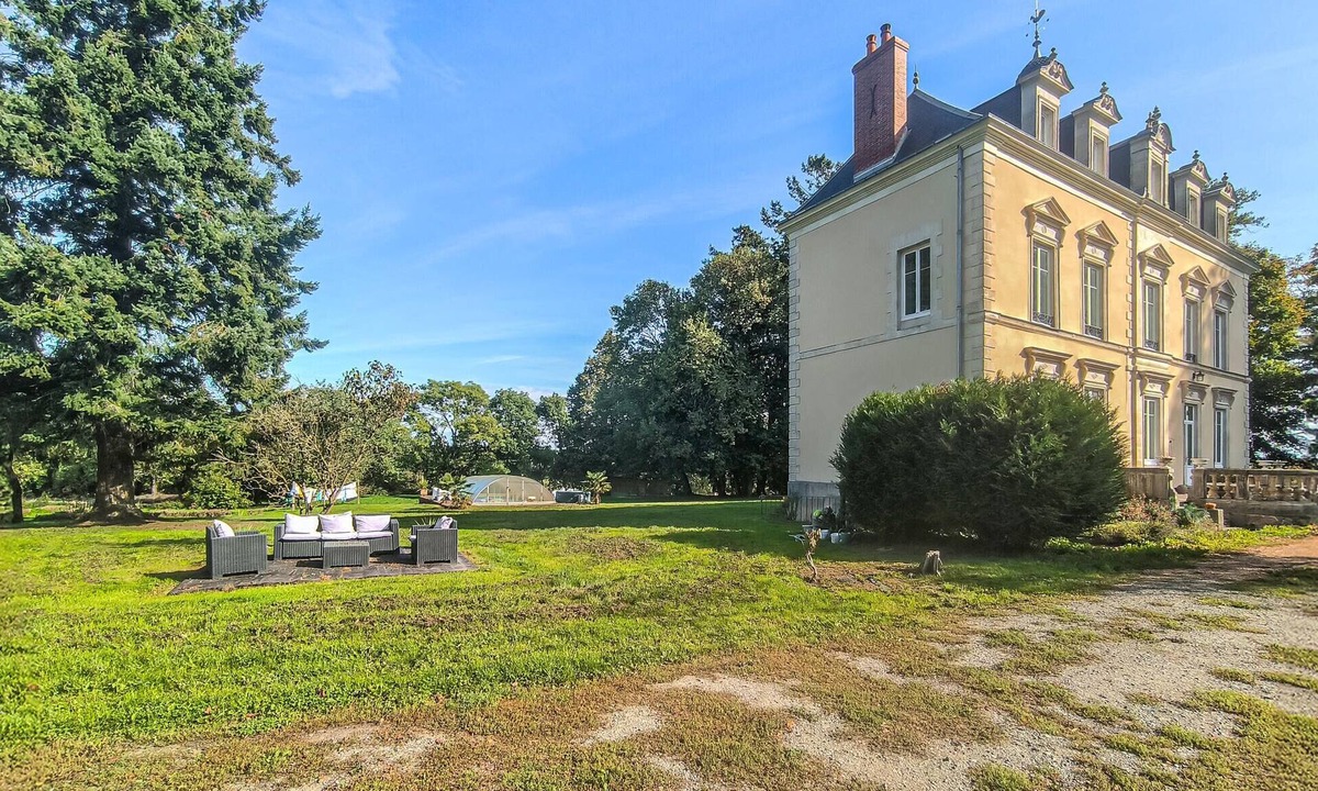 Parennes House | Nice home in Parennes with outdoor swimming pool