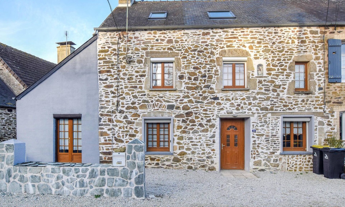 Quettehou House | Nice home in Quettehou with kitchen