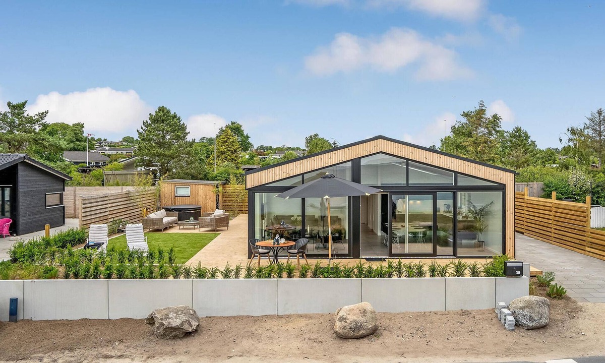 Ronde House | Nice home in Rønde with house sea view
