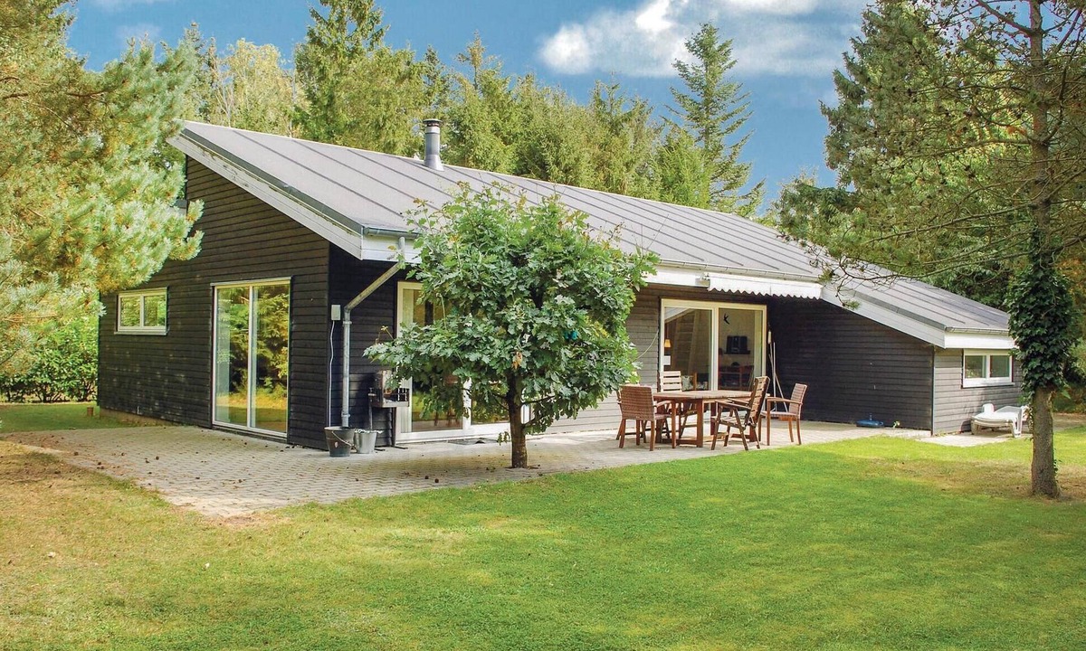 Ronde House | Nice home in Rønde with WiFi