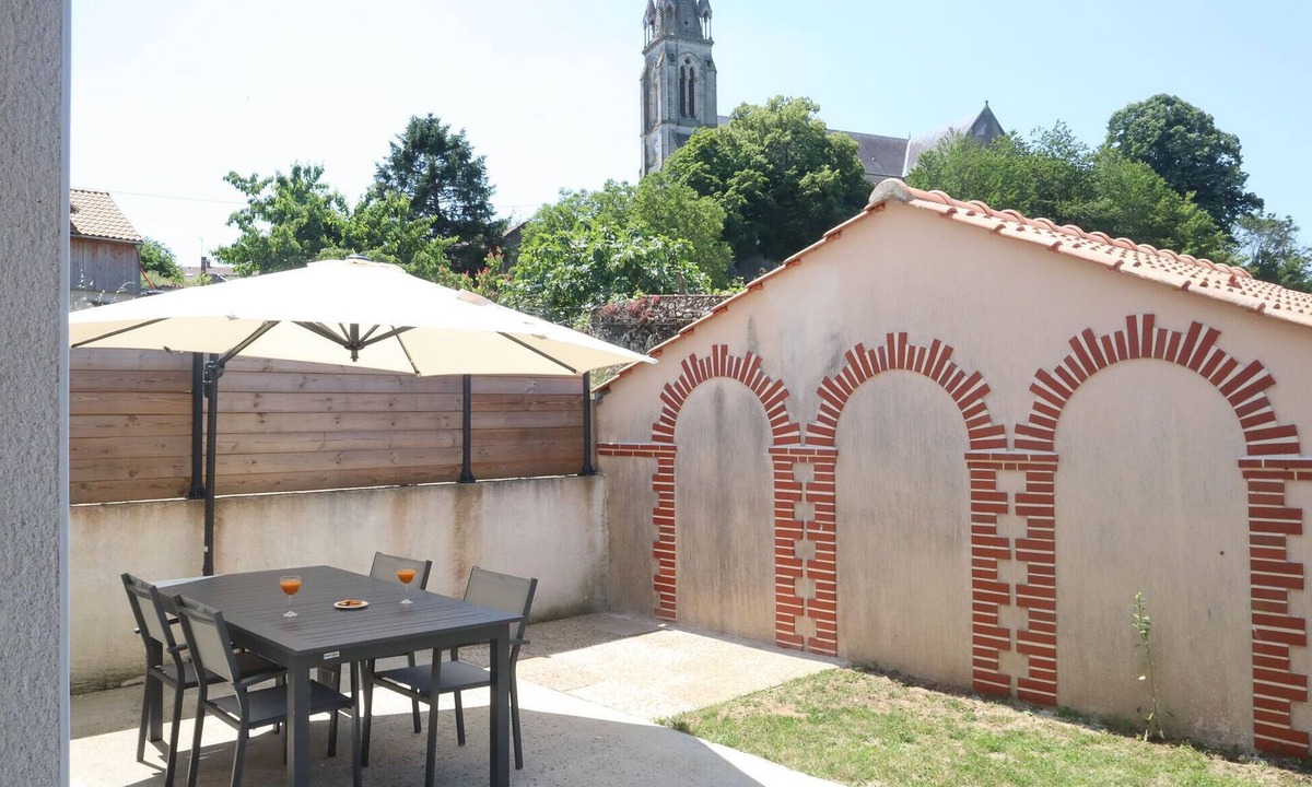 Saint Viaud House | Nice home in Saint-Viaud with WiFi