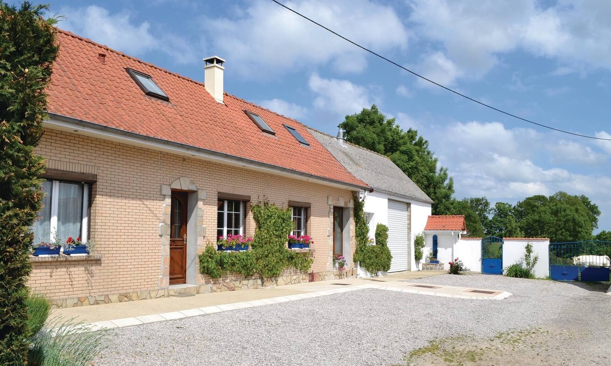 Bourthes House | Nice home in Senlecques with kitchen