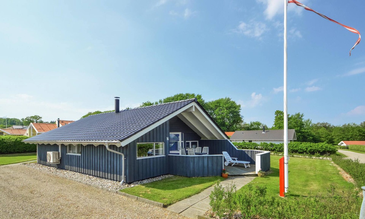 Grønninghoved Strand House | Nice home in Sjølund with sauna