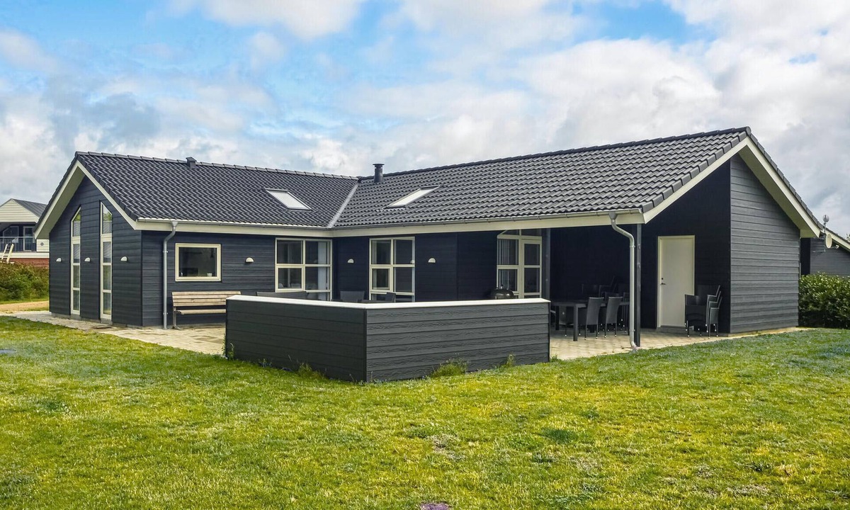 Skjern House | Nice home in Skjern with kitchen