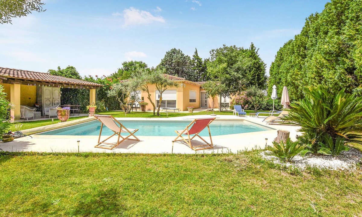 Sorgues House | Nice home in Sorgues with kitchen