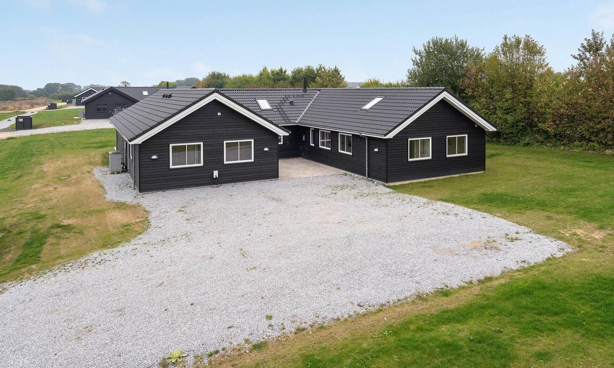 Mommark Strand House | Nice home in Sydals with kitchen