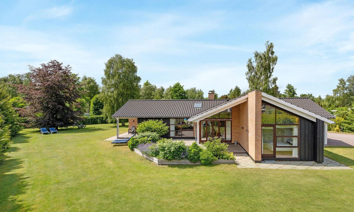 Bøtø By House | Nice home in Væggerløse with sauna