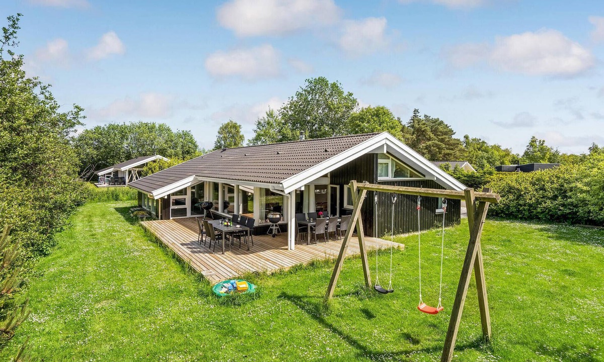 Marielyst House | Nice home in Væggerløse with sauna