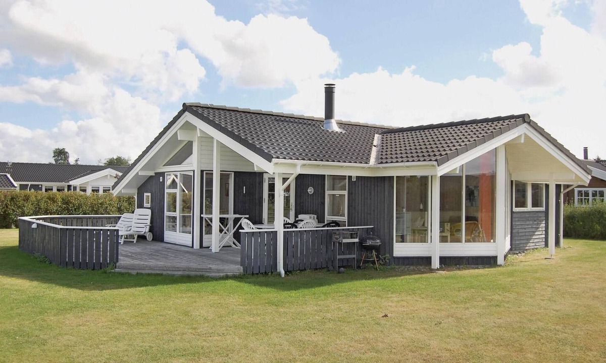 Marielyst House | Nice home in Væggerløse with sauna