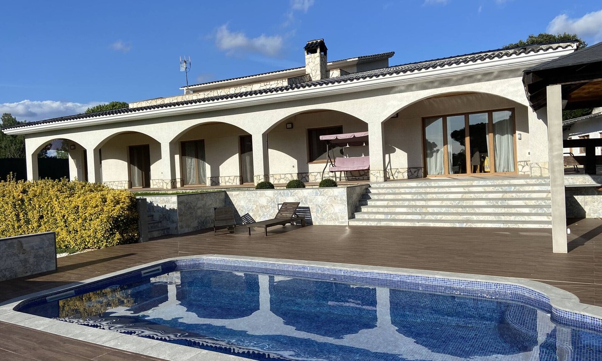 El Mas Mora Villa | Nice house with capacity for 12 people. Private pool BBQ area and free wifi. Vivalidays Kiros.