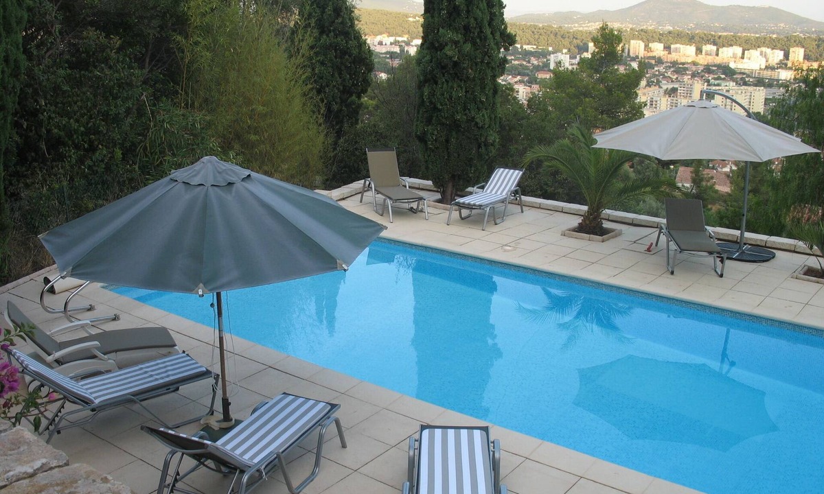 Toulon House | Nice house with fantastic views on a large plot with swimming pool.