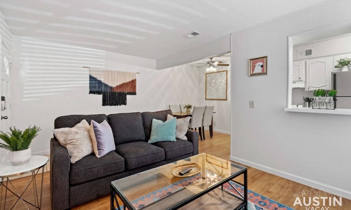 Westfield Apartment | Nice ‘n’ Quiet Downtown Apt, Pool + Free Parking