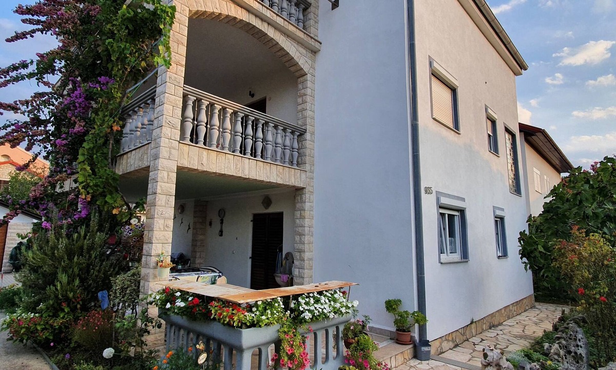 Nin House | Nice, quiet, and inexpensive family apartment with proximity to sandy beach