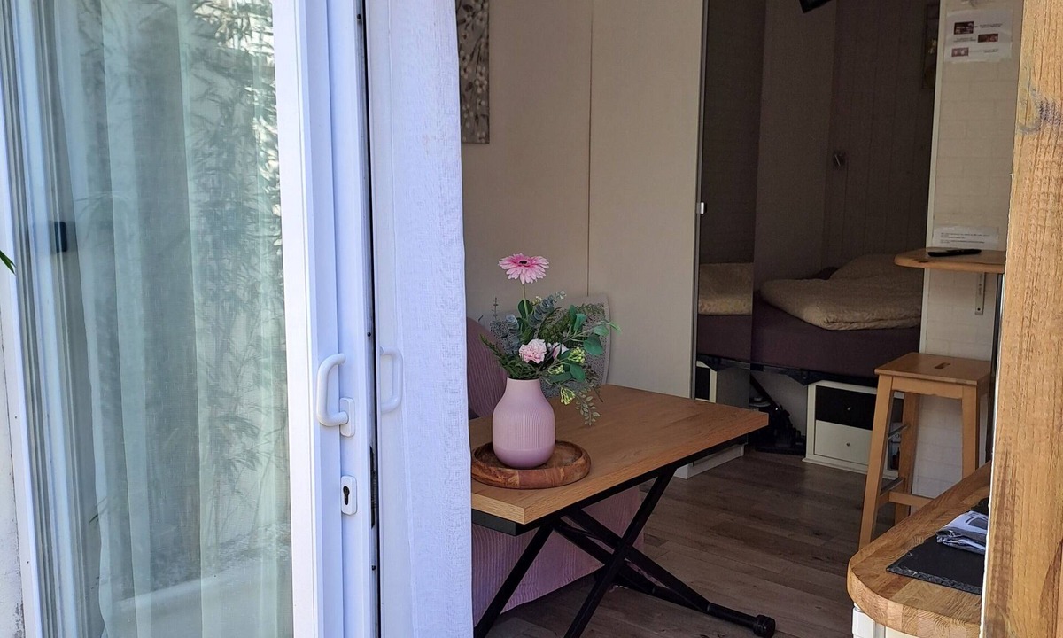 Ouistreham House | Nice quiet studio in a private garden