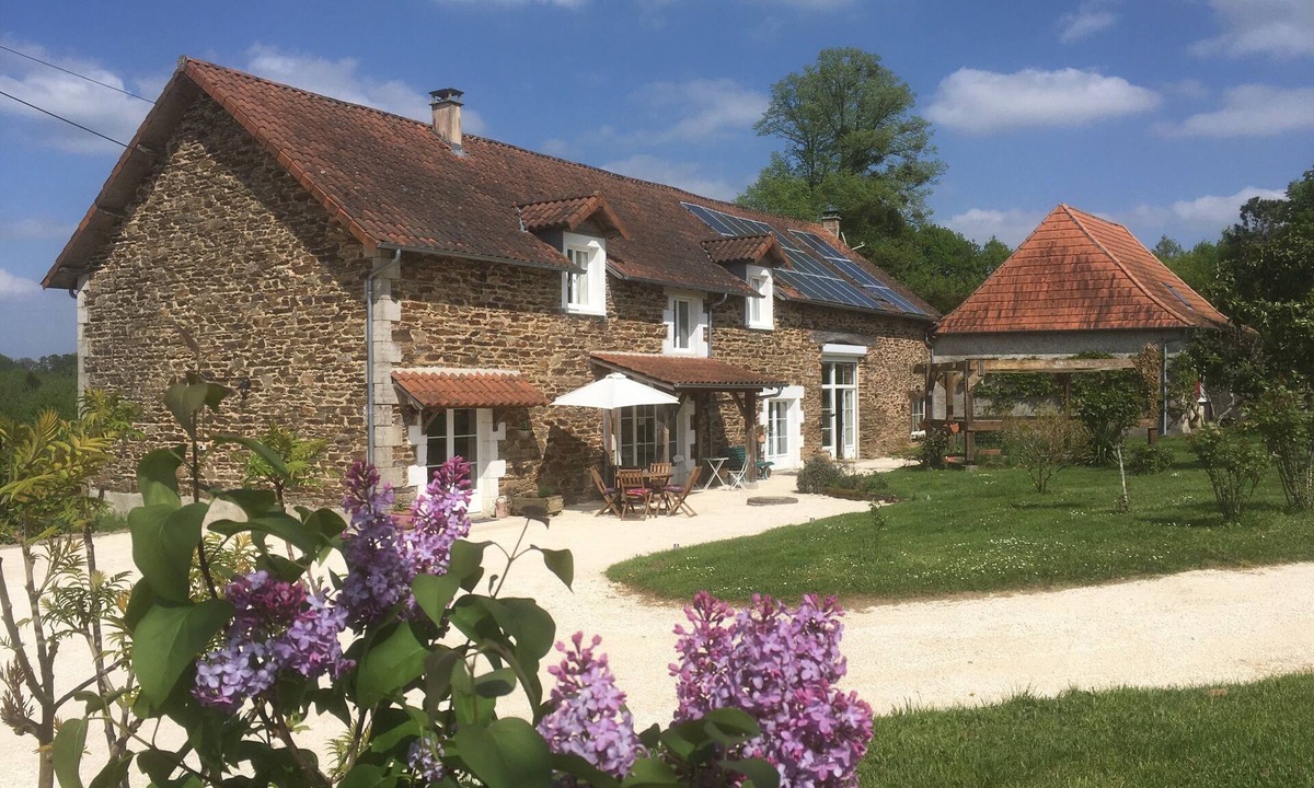 Chalais Bed & Breakfast | Nice room (1/4) in the old farm: