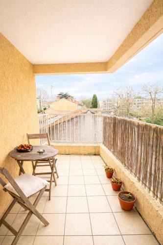 Les Arceaux Apartment | Nice studio apartment with terrace & parking Arceaux