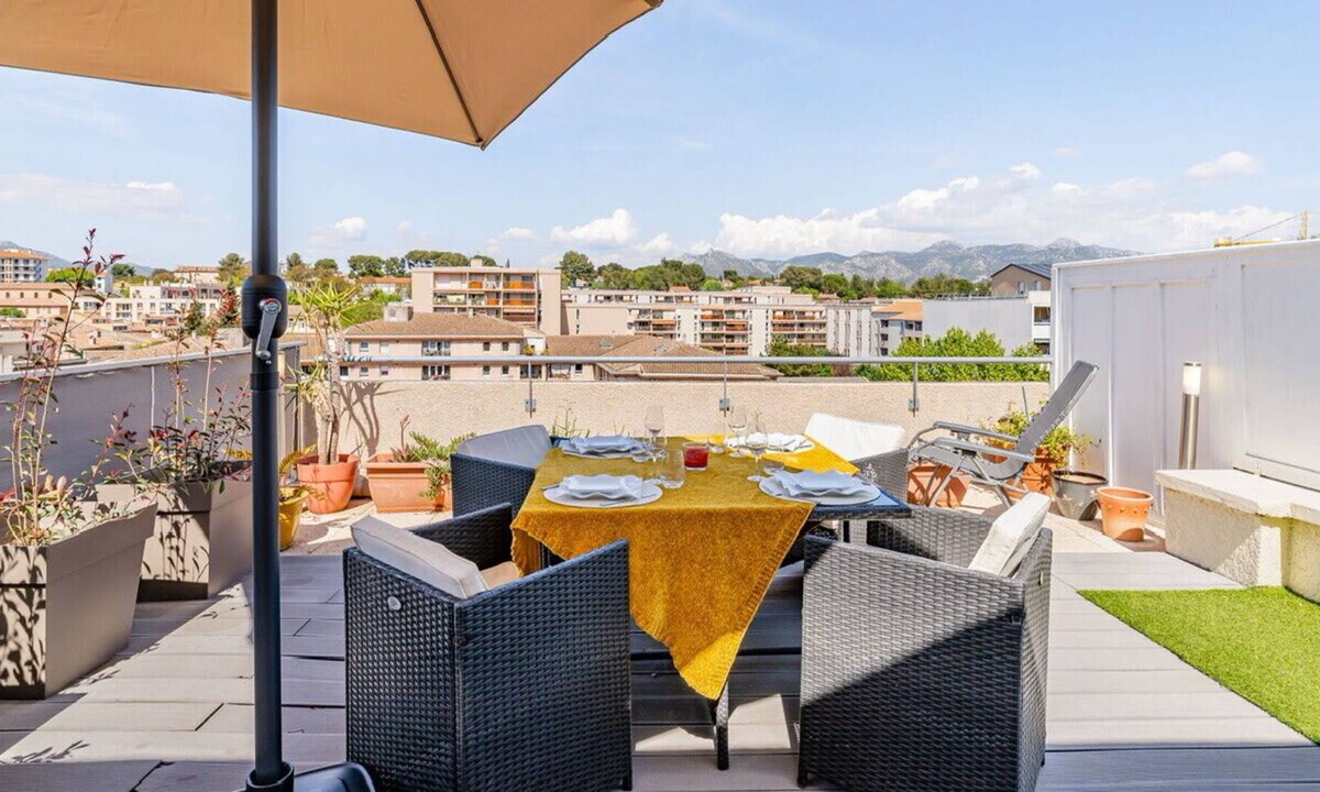 Aubagne Apartment | Nice T2 - large terrace and view on the Garlaban
