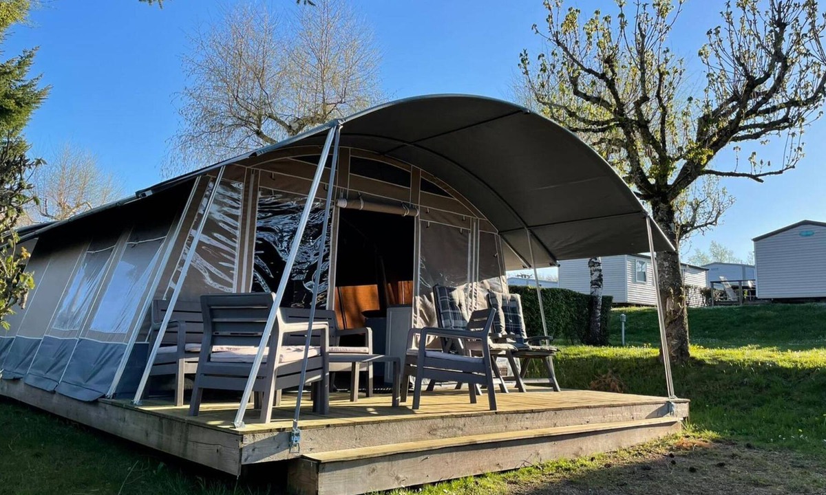 Salles-Curan House | Nice tent lodge on a small-scale campsite on the Lac de Pareloupe reservoir