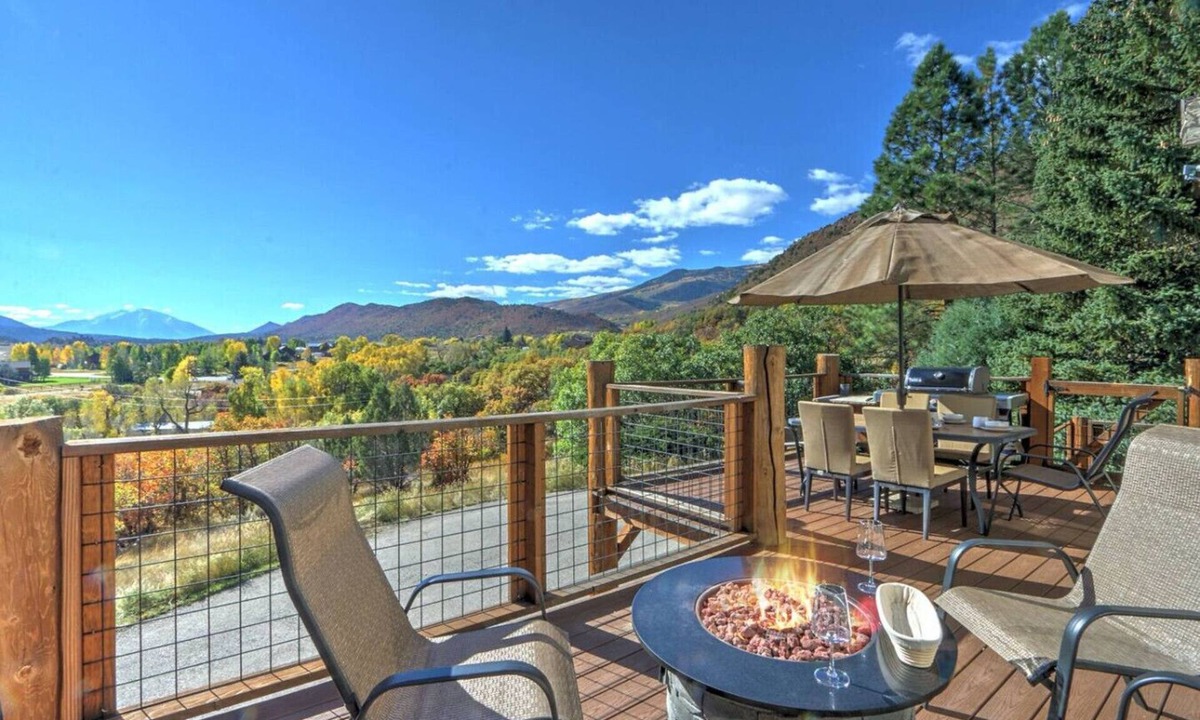 Glenwood Springs House | Nicely Appointed Home with Mtn Views, Near Skiing!