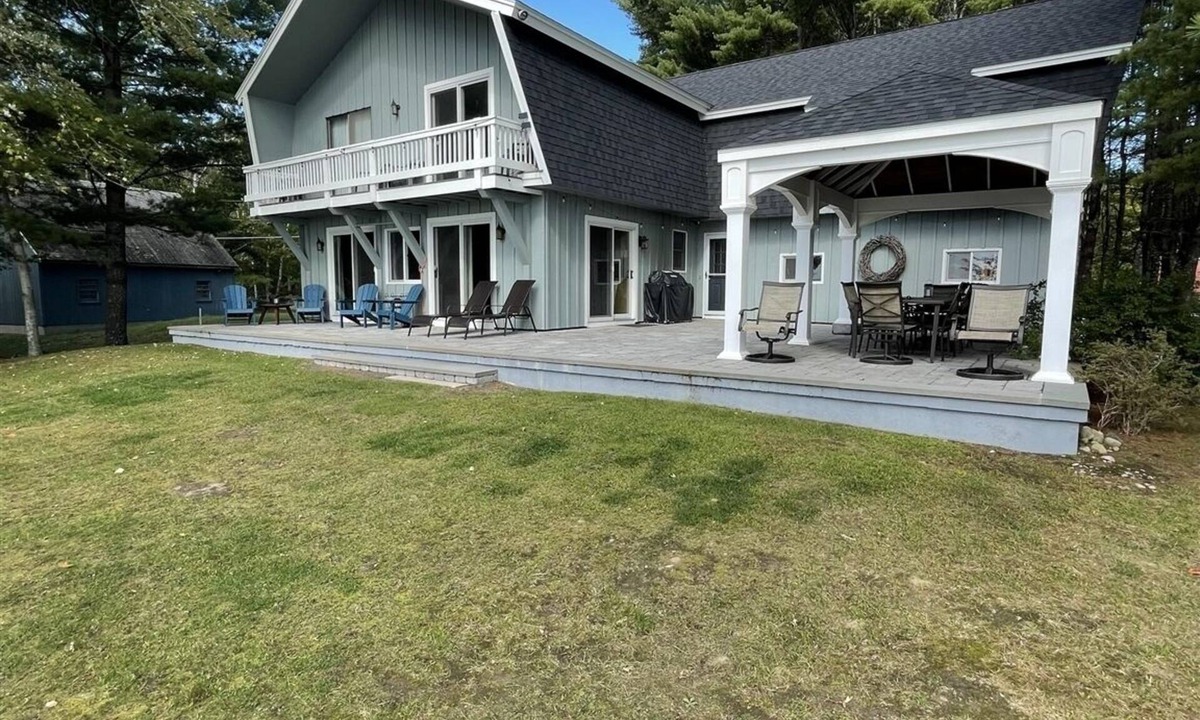 Thompson's Point House | Nicely appointed four bedroom shorefront home