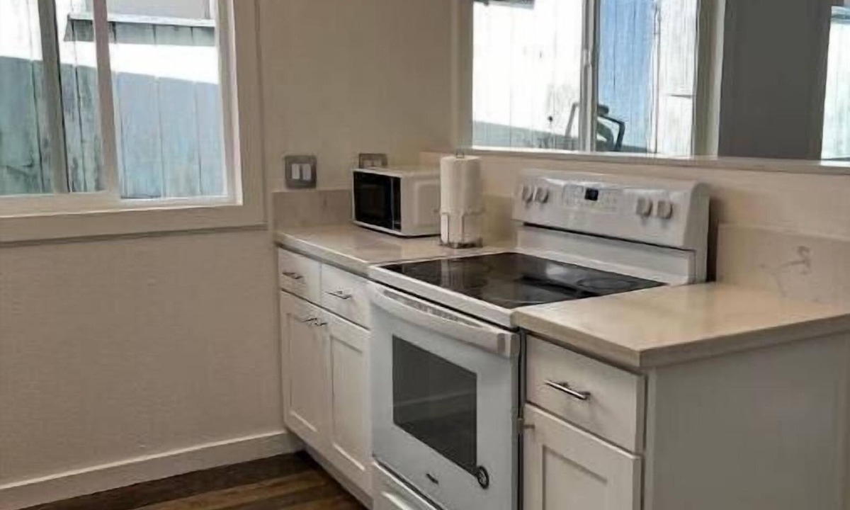 Hilo Apartment | Nick's-"Spring Special" 130- large 3 bedroom
