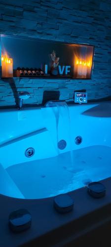 Saint-Nicolas-de-la-Grave House | Nid d amour IndoneZen Balneo & table de massage