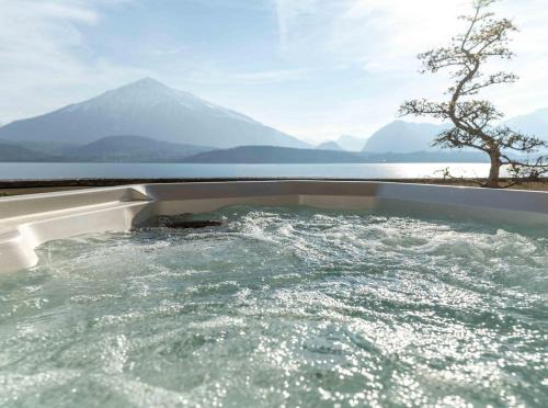Gunten Apartment | Nido sull`Aqua Chalet with Whirlpool