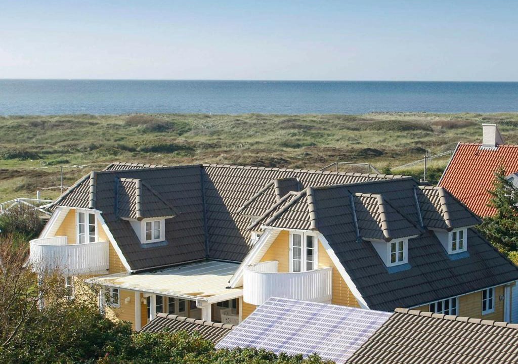 Blavand Strand House | Nifty Holiday Home in Bl vand with Swimming Pool