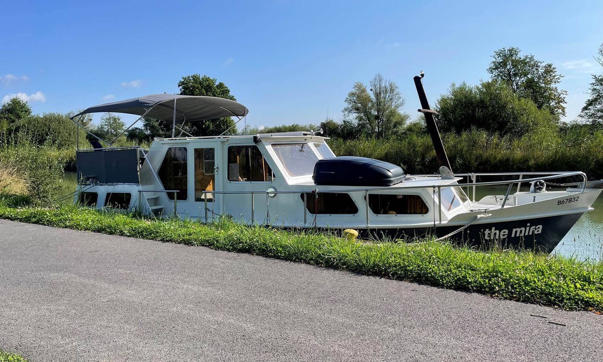 Vendresse House | Night on the water - Maison Longue