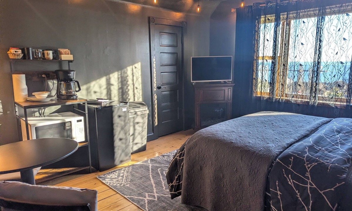 Grand Marais Hotel | Nighthawk at Feather Nest Inn