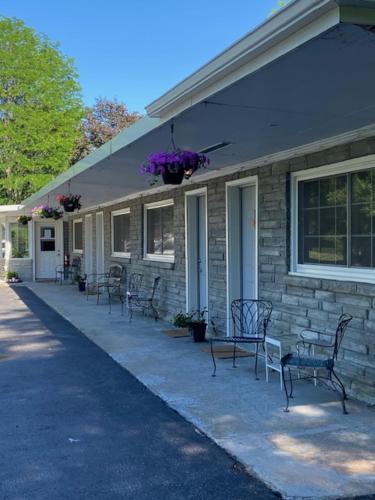 Camillus Hotel | Nightshade Inn & Gardens